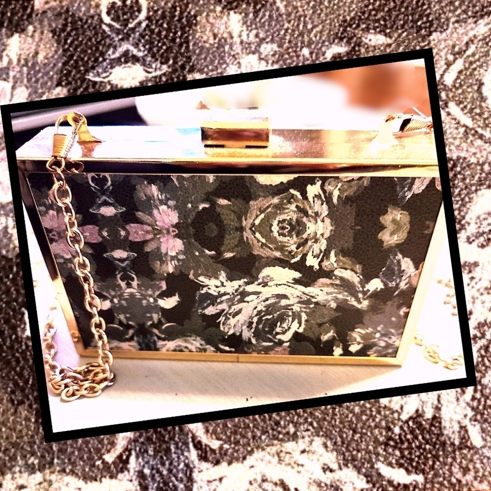 NWOT Cute little gold and black purse hard case NEW hp🔥🔥🔥